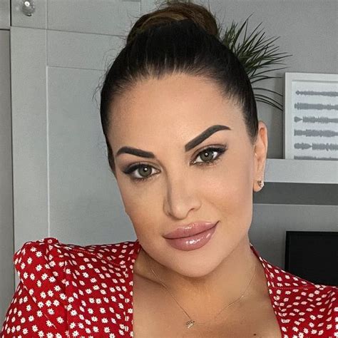 sophie lawson|Sophie Lawson: From Curvy Model to Instagram Star .